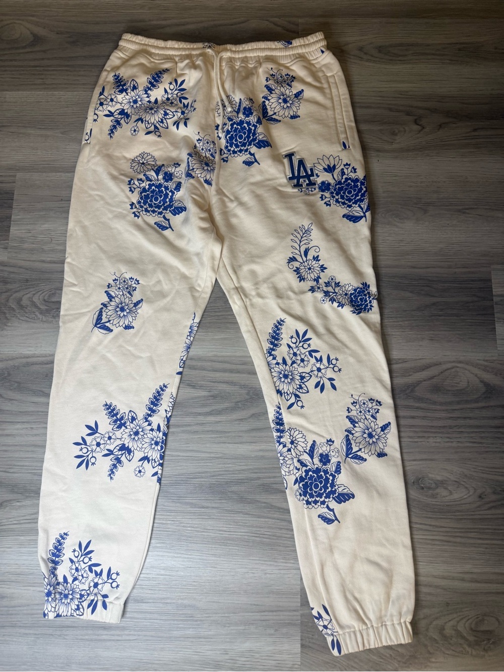 Mitchell & Ness Cream Sweatpants with Blue Floral LA Accent